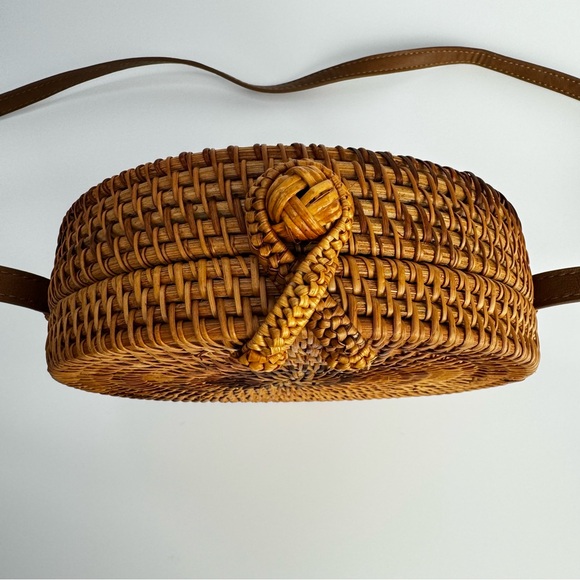 STRAW STUDIOS Round Rattan Crossbody Bag Brown Woven Ata Grass Loop Closure - Picture 3 of 12